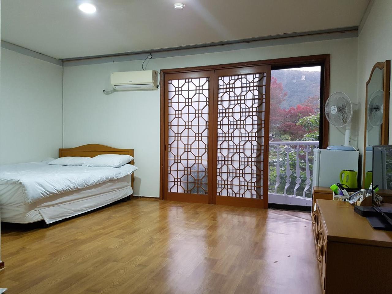 White House Hotel Sokcho Exterior photo
